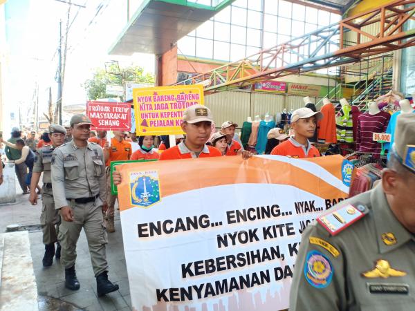 Lewat Spanduk Satpol Pp Persuasif Halau Pkl Tanah Abang 