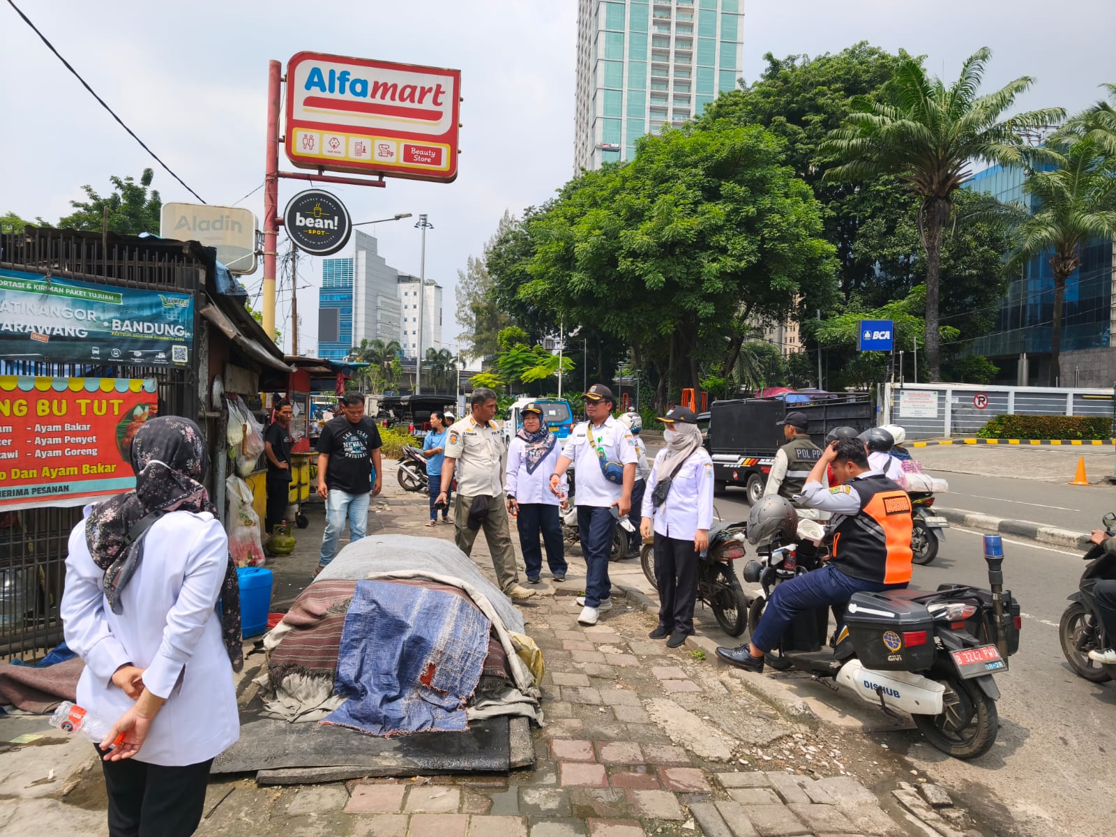 Tingkatkan Estetika Kota, Petugas Gabungan Gelar Penertiban di Wilayah Petamburan