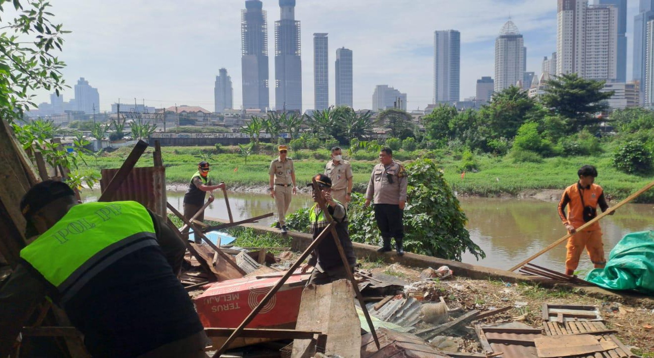 Puluhan Personel Gabungan Kelurahan Petamburan Bongkar Lapak Sabung Ayam