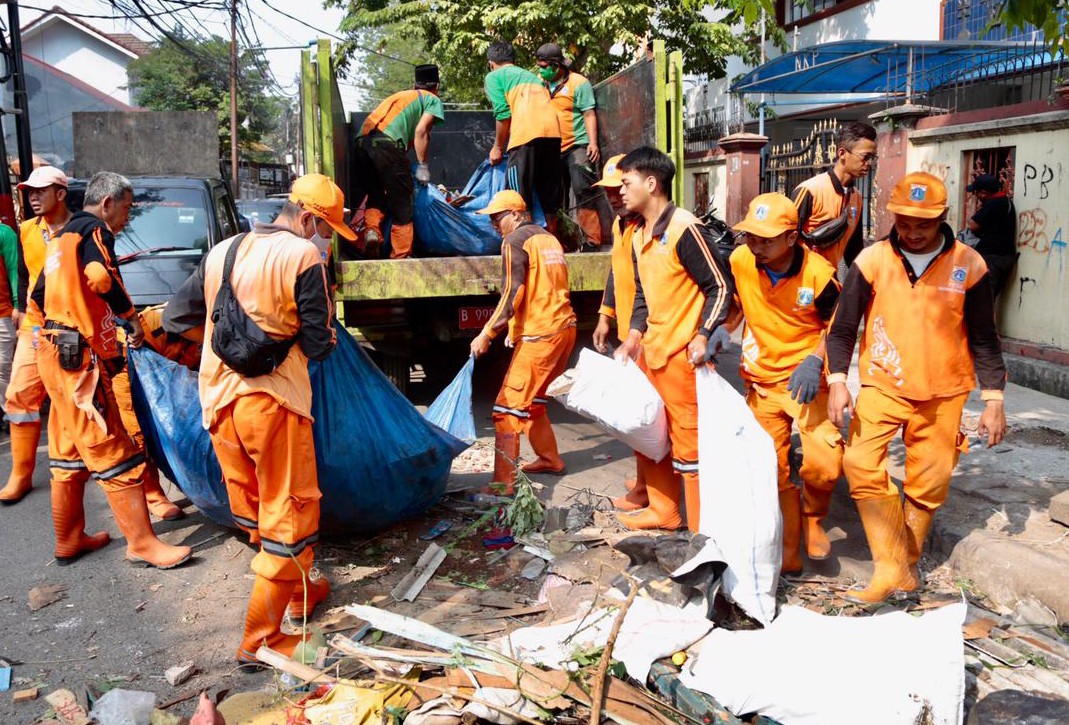 Puluhan Petugas Gabungan Bersihkan Lokasi Penataan Kawasan Triwulan 2 Kelurahan Johar Baru