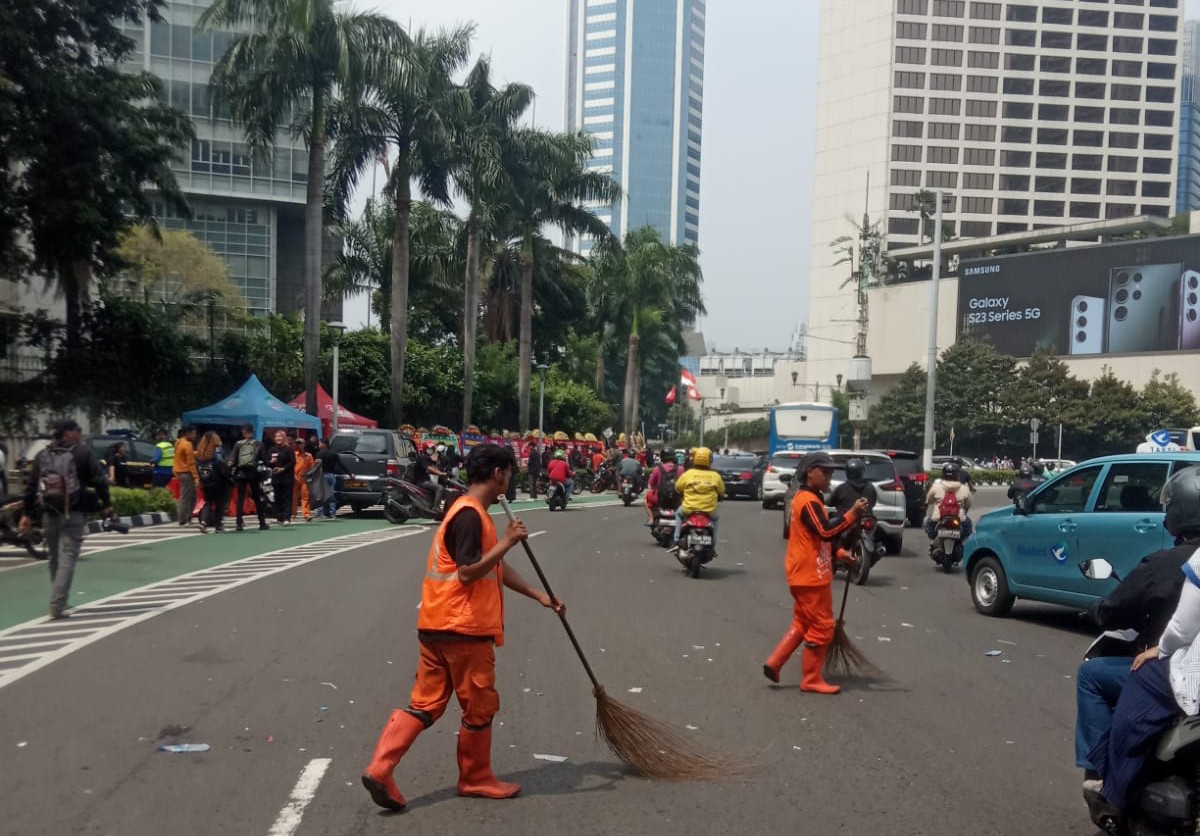 60 PPSU Kelurahan Menteng Bersih-bersih Usai Pawai Kirab Kontingen Sea Games