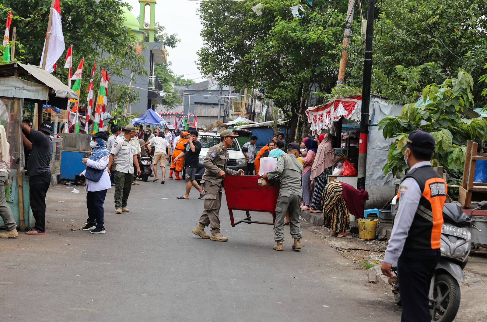 Petugas Gabungan Kelurahan Utan Panjang Tertibkan PKL dan Parkir Liar di Pasar Nangka
