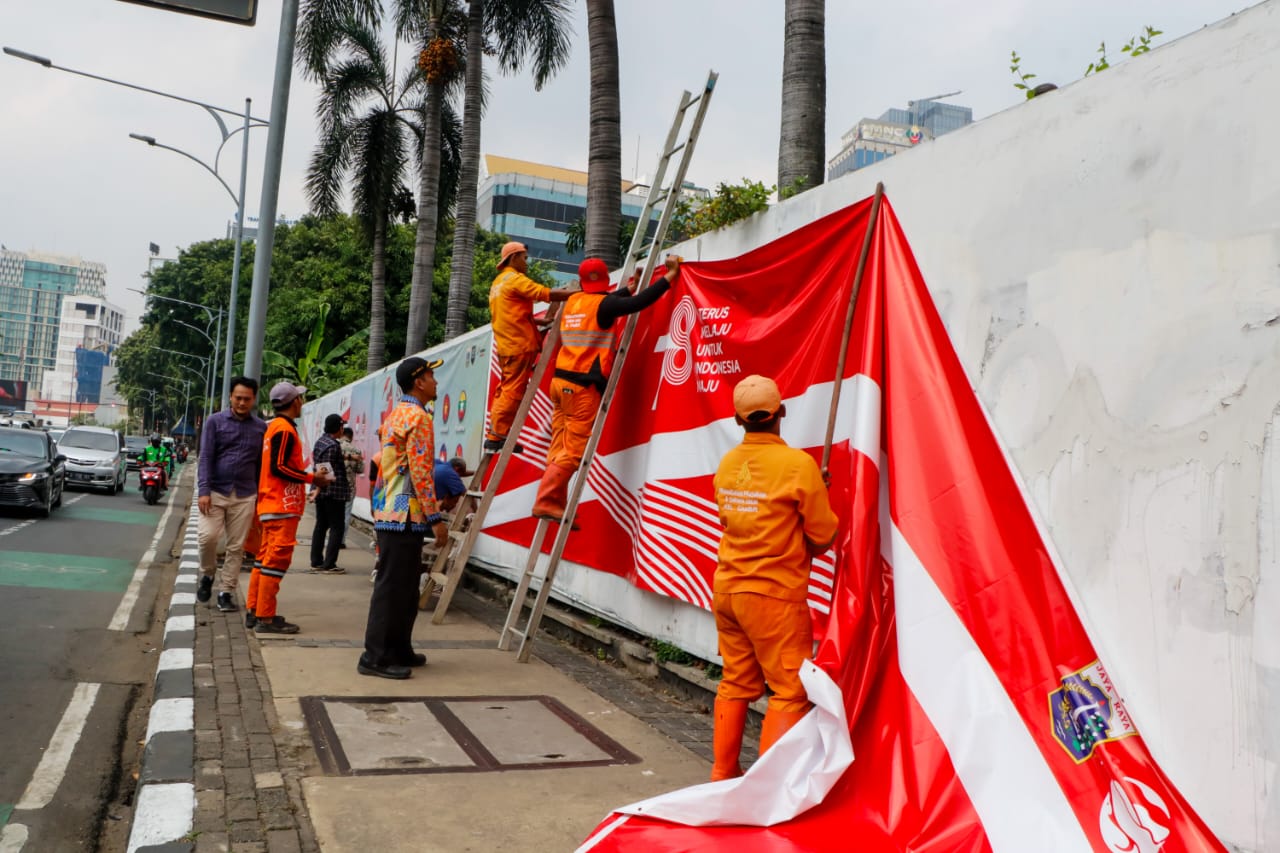 Semarakkan HUT RI dan KTT ASEAN, Kelurahan Gambir Pasang Banner Ukuran Jumbo