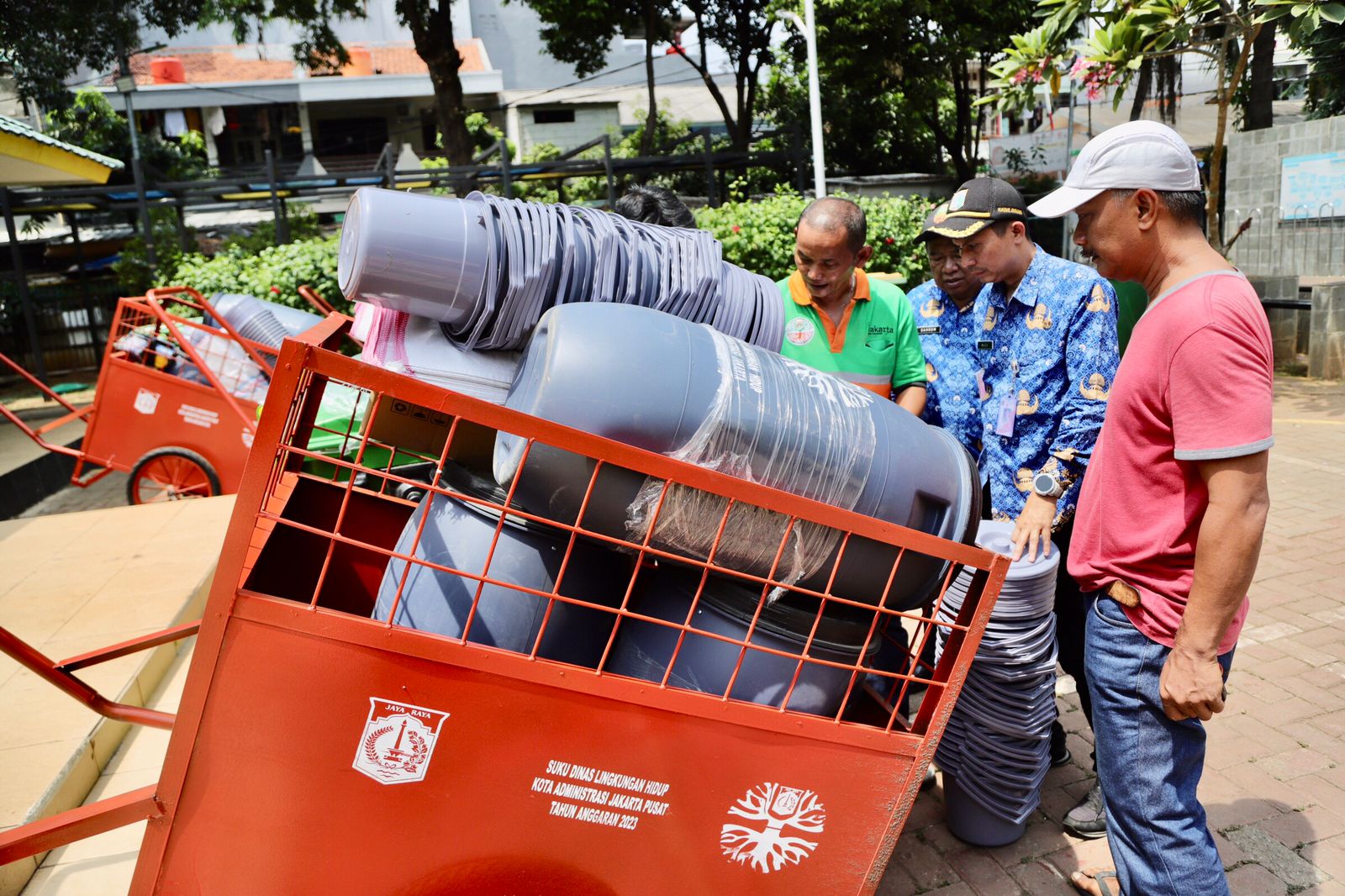 Kelurahan Harapan Mulya Serahkan Bantuan Alat Pengelolaan Sampah Kepada Sembilan RW