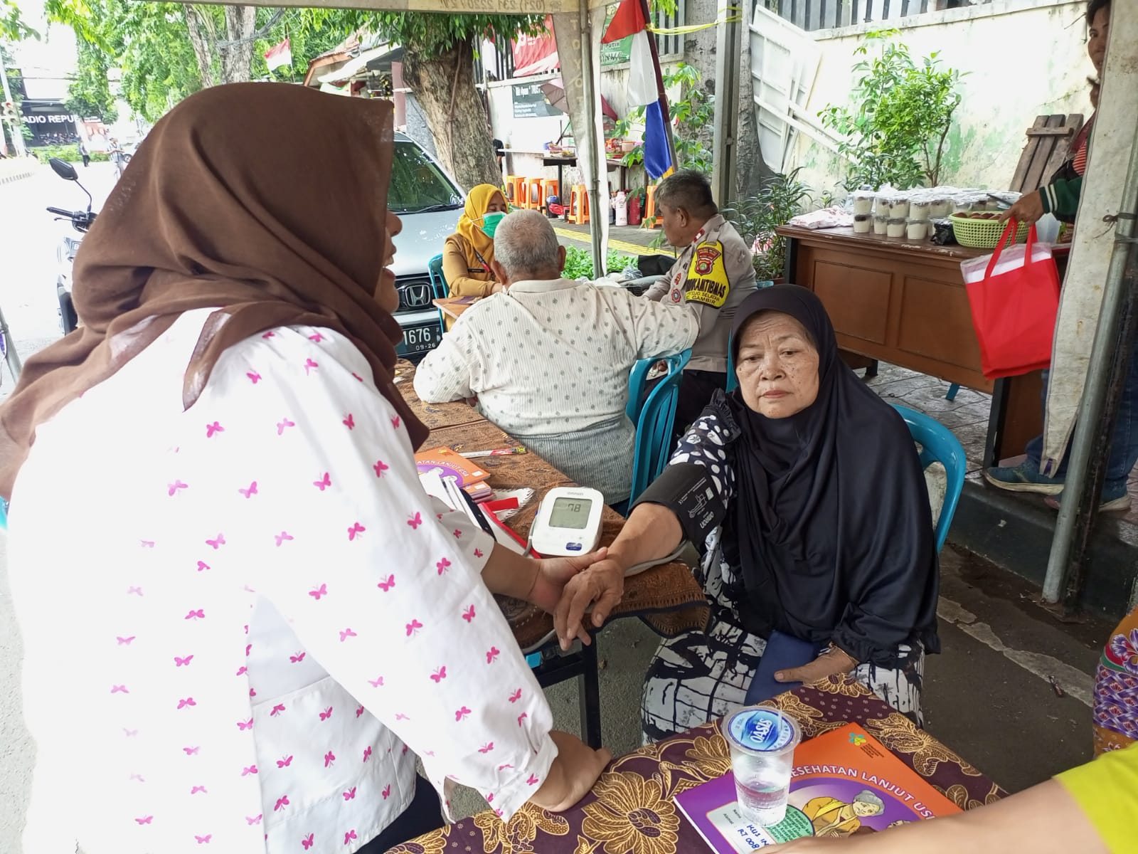 Kader Posyandu Kelurahan Petojo Selatan Gelar Pemeriksaan Kesehatan Bagi Lansia
