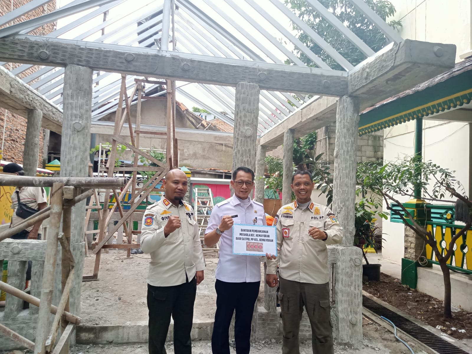 Satpol PP Kelurahan Kemayoran Berikan Bantuan 11 Sak Semen untuk Pembangunan Musala