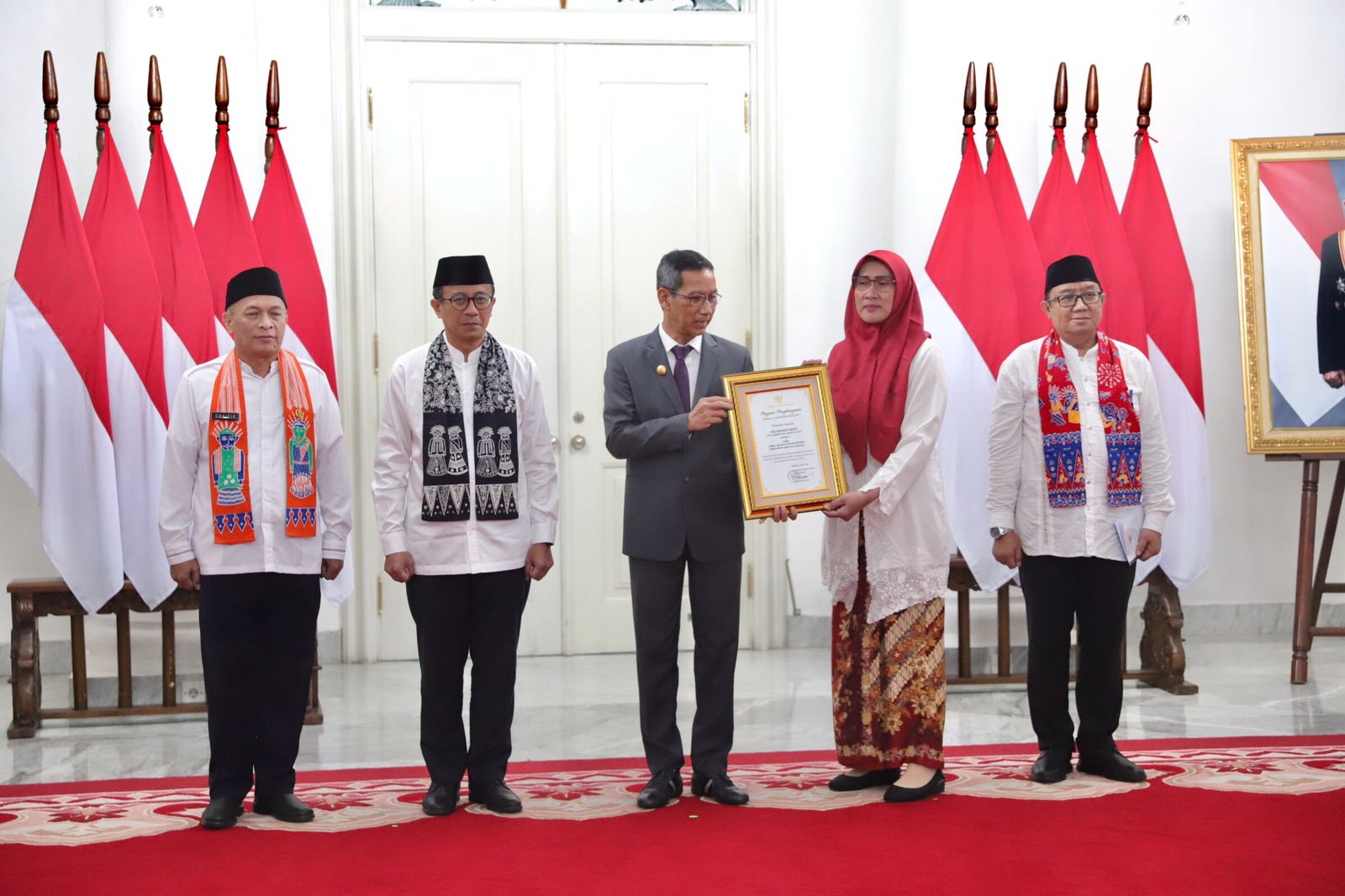 Pj Gubernur Serahkan Penghargaan Kepada Kelurahan Cikini Sebagai Juara Lomba Jakarta Gotong Royong