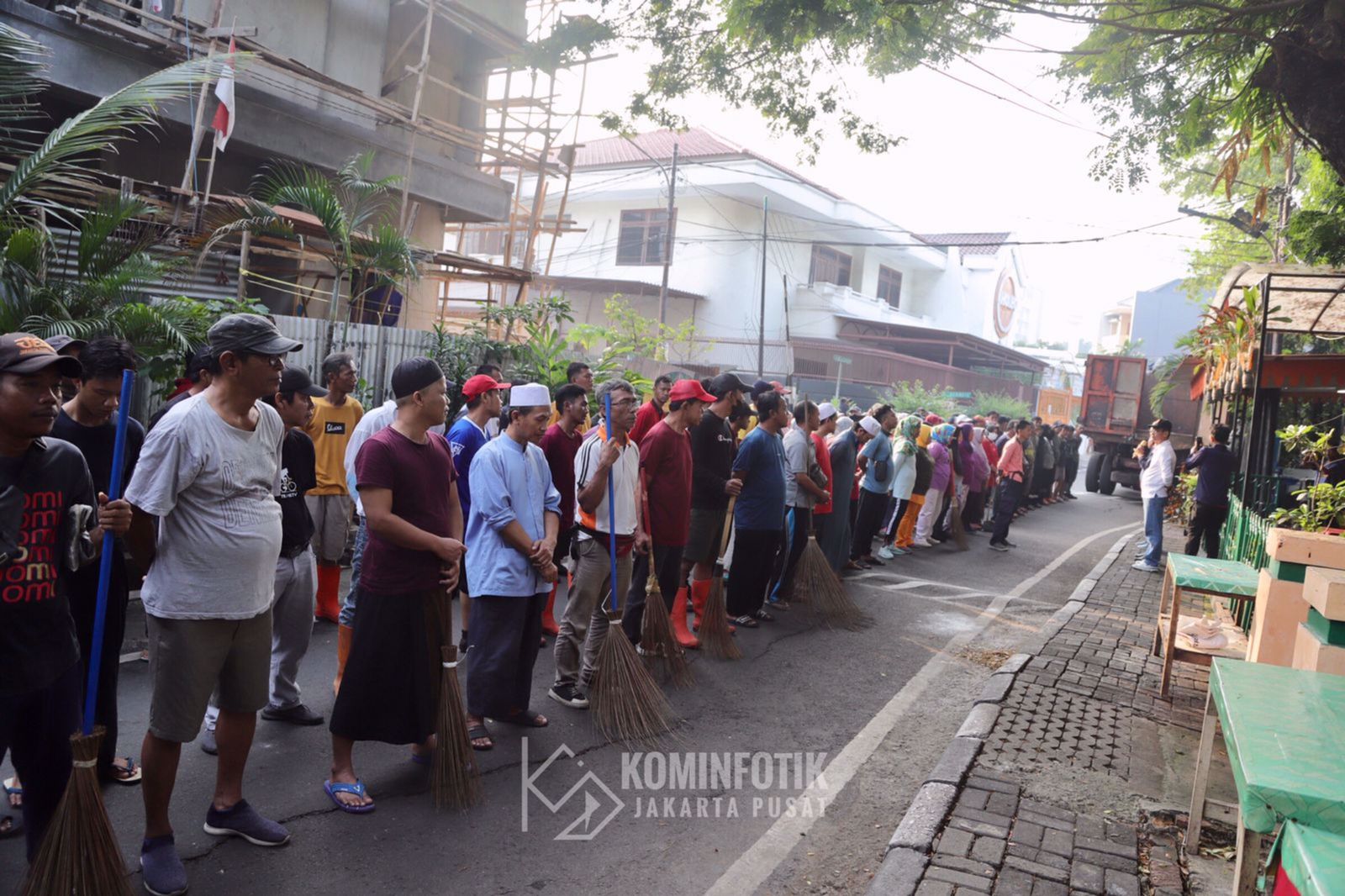 Foto Tim Penilai Kerja Bakti Lomba Jakarta Gotong Royong Melakukan Penilaian Di RW