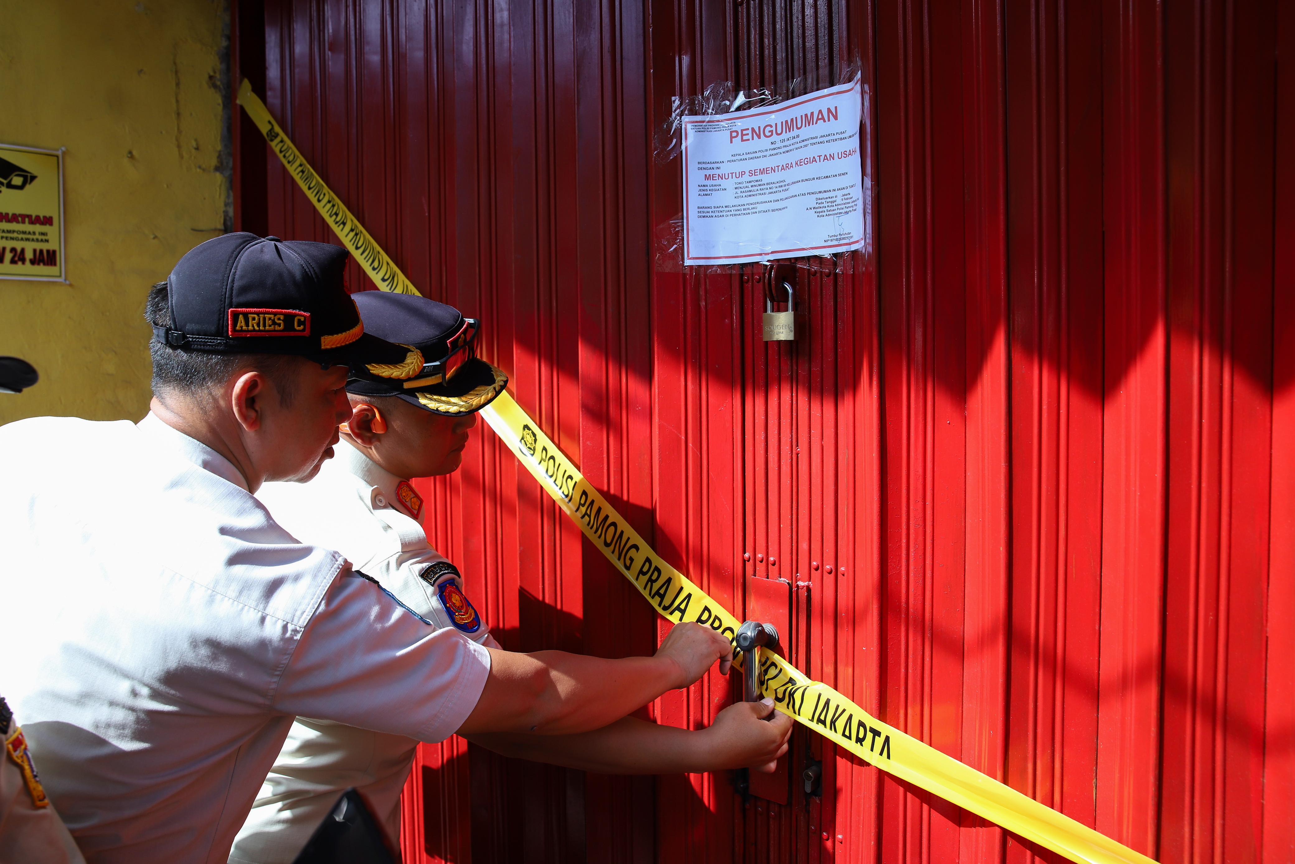 Satpol PP Segel Dua Tempat Usaha Tidak Berizin di Kelurahan Bungur