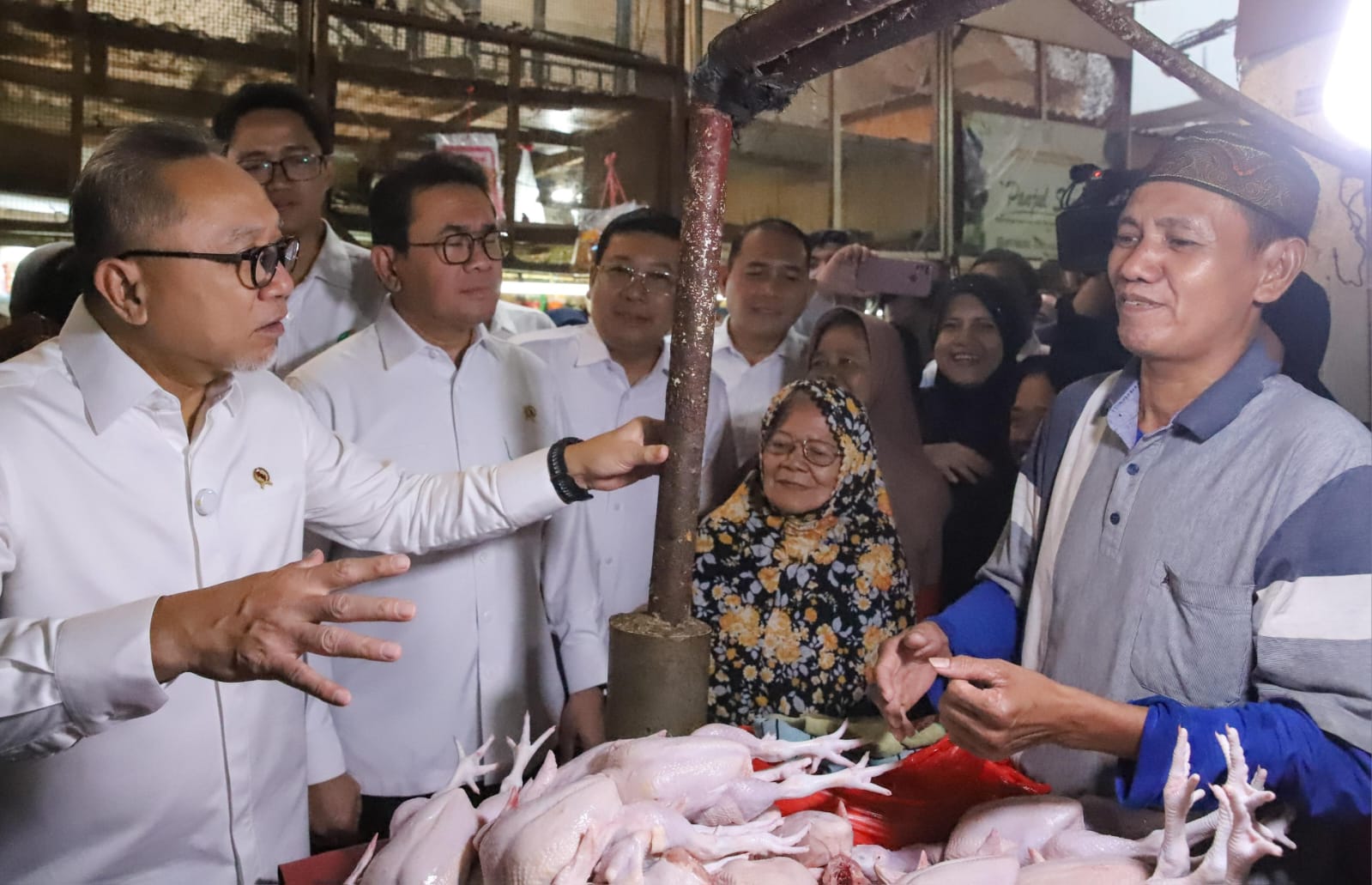 Wali Kota Dampingi Menko, Mendag, dan Bapanas Tinjau Harga Bahan Pokok di Pasar Johar Baru