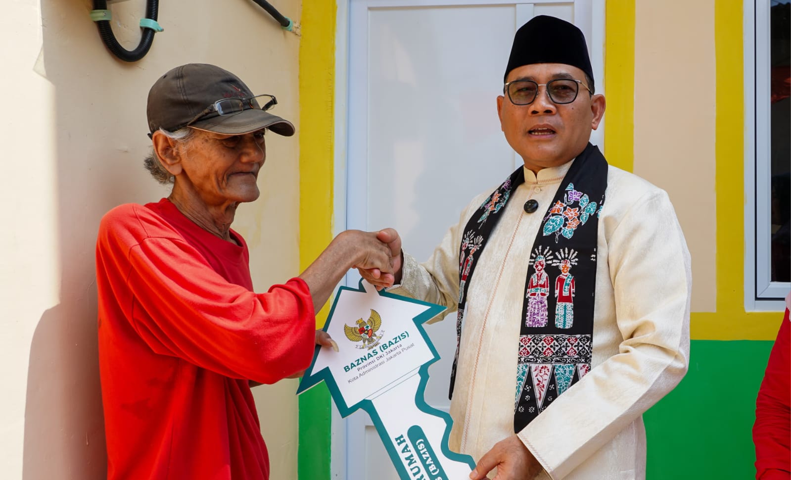 Tepat di Hari Kemerdekaan, Wali Kota Jakpus Serahkan Kunci Bedah Rumah di RW 03 Kelurahan Menteng