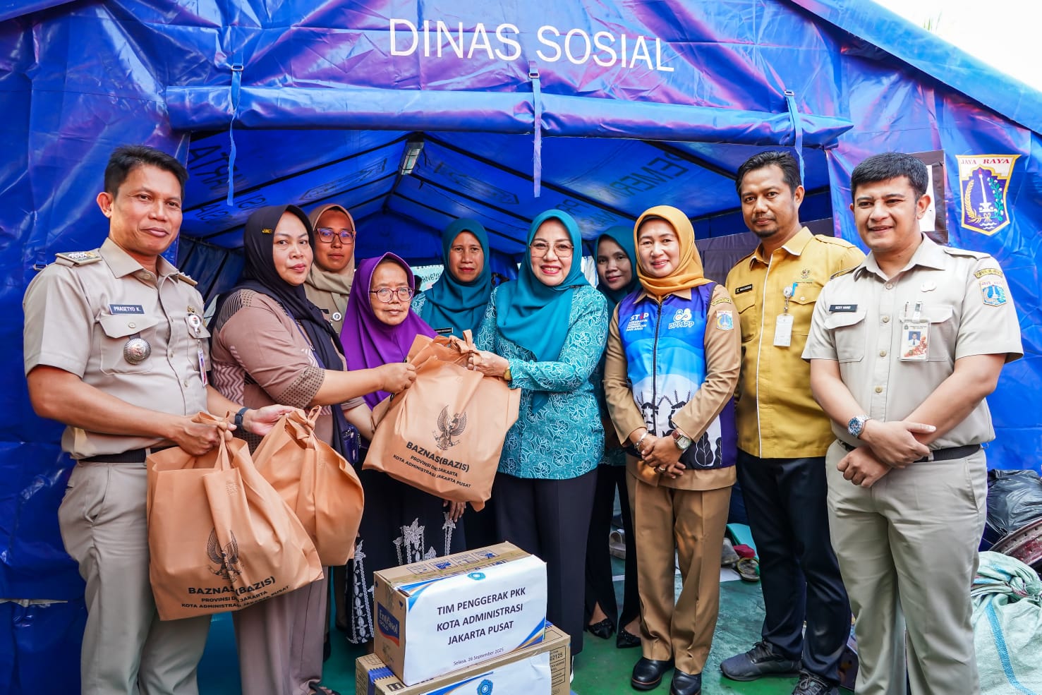 Ketua TP PKK Jakpus Berikan Bantuan Bagi Penyintas Kebakaran di Wilayah Kecamatan Senen