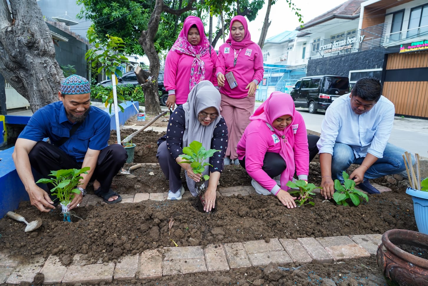 Pembuatan Taman Jadi Folus Penataan Kawasan TW 3 Kelurahan Kartini