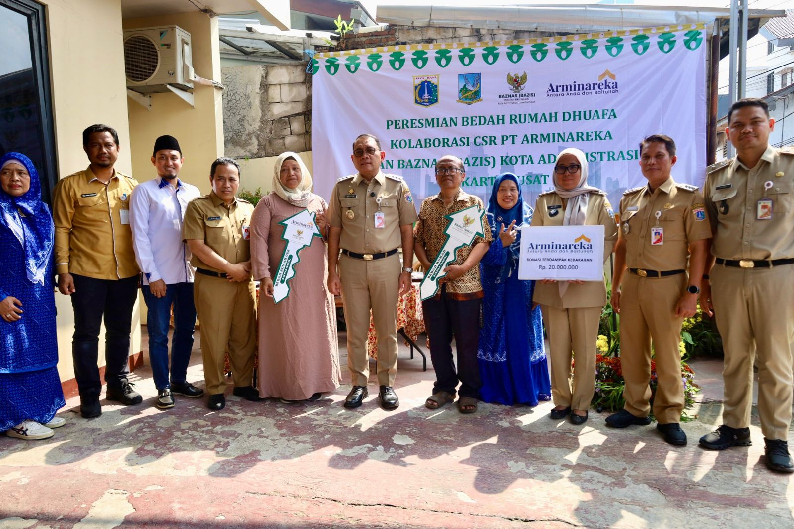 Wali Kota Jakpus Serahkan Dua Kunci Bedah Rumah di RW 05 Kelurahan Paseban