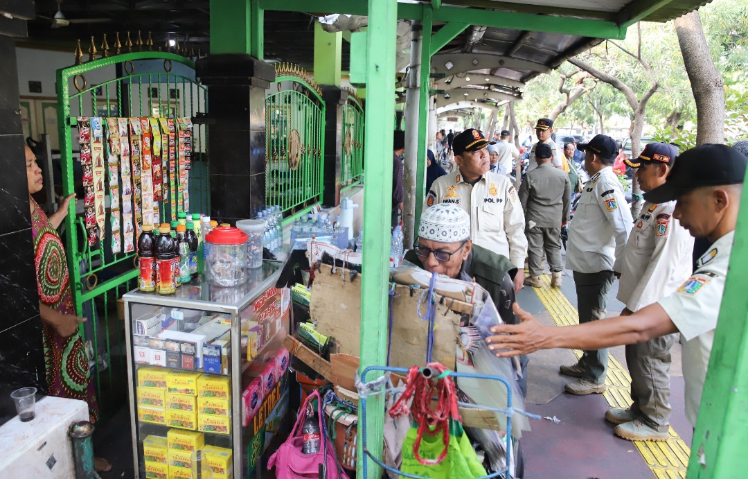 150 Petugas Gabungan Kembali Tertibkan PKL di Pasar Senen 