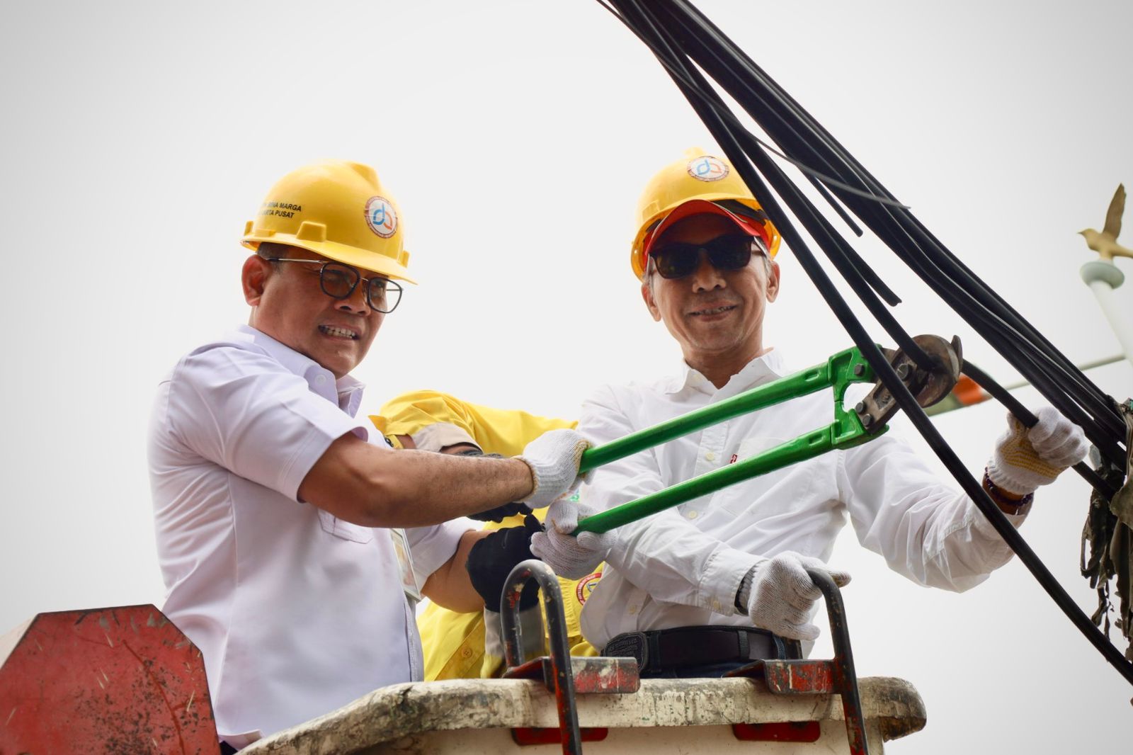 Pemkot Jakpus Turunkan Kabel Fiber Optik di Jalan HOS Cokroaminoto Menteng