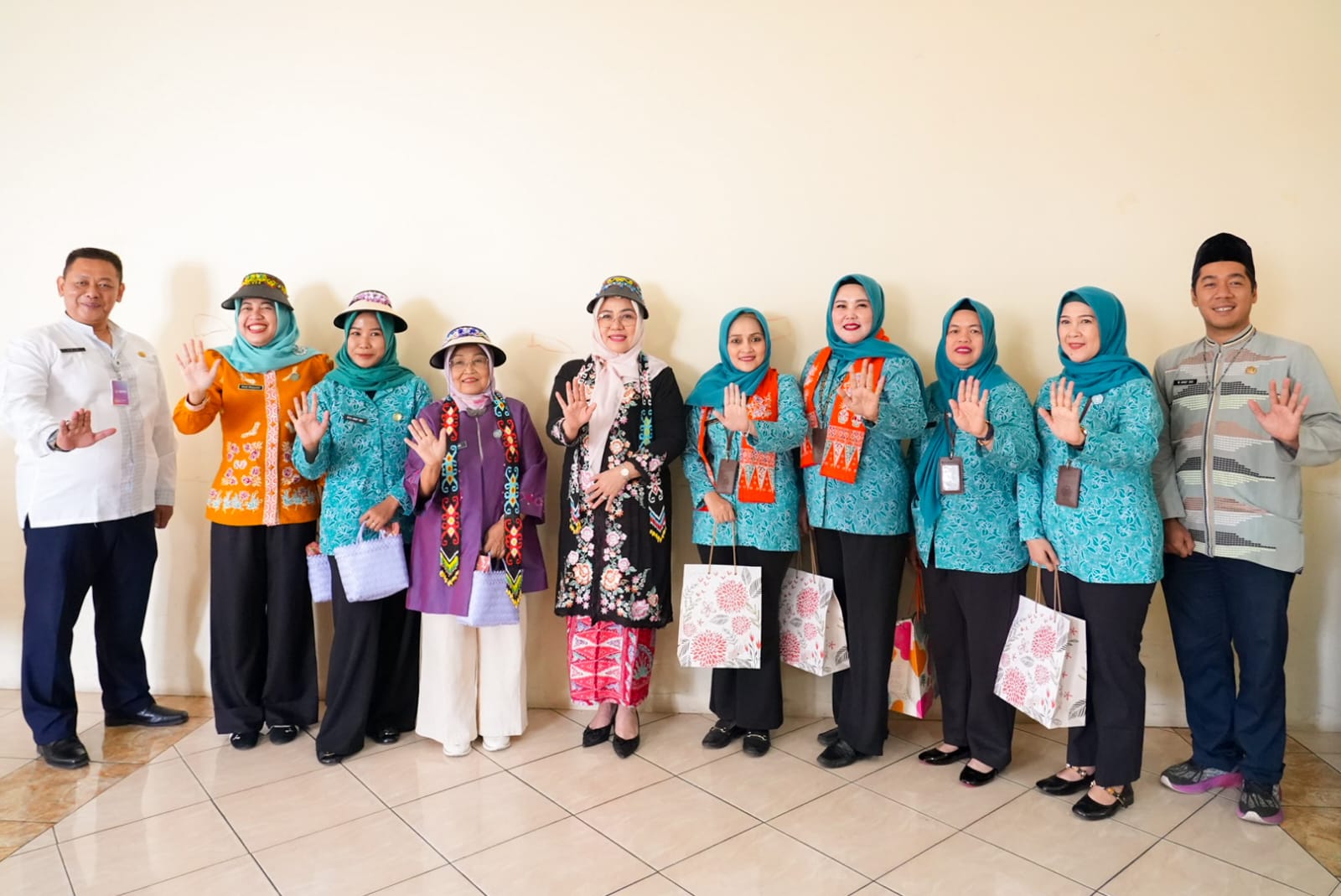 TP PKK Provinsi Kalimantan Timur Studi Tiru Gelari Pelangi di Kelurahan Rawasari