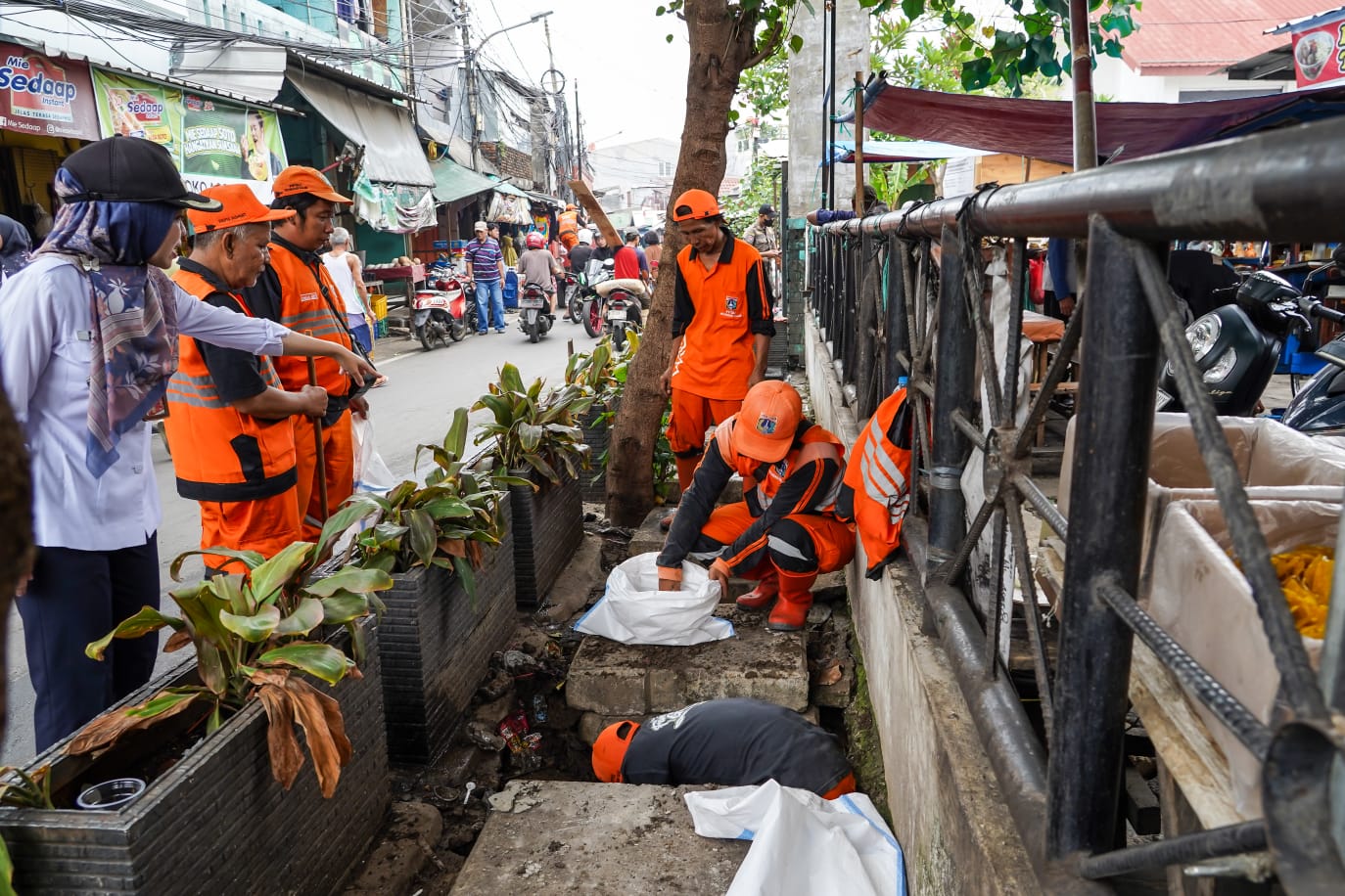 Rabu Tertib Kecamatan Johar Baru Fokus Pada Normalisasi Saluran dan Kembalikan Fungsi Fasos Fasum